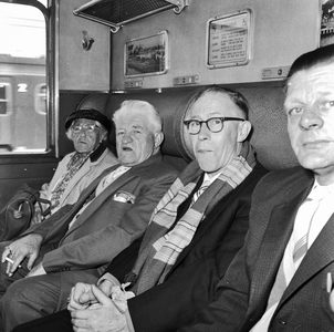 849037 Afbeelding van reizigers in een een coupé van een trein.N.B. Het gaat hier om personeelsleden van de dienst van ...